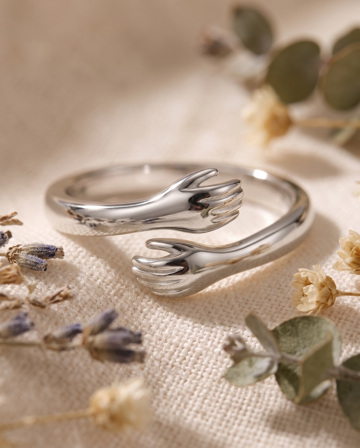 Bague Câlin en argent sur lin beige avec fleurs séchées