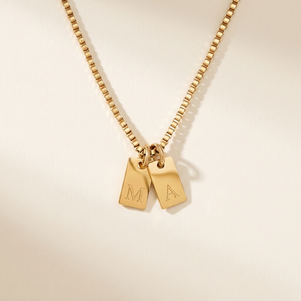 Collier Plaques Initiales Voriski — deux plaques dorées gravées