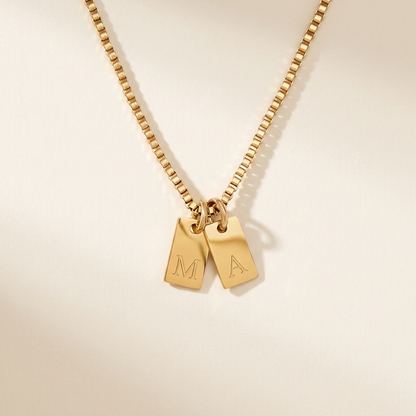 Collier Plaques Initiales Voriski — deux plaques dorées gravées