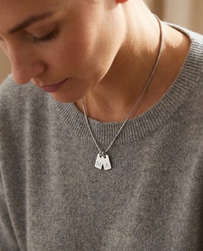 Femme portant le collier argent, chandail gris