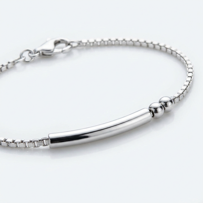 Gros plan sur les perles et la barre argentées du Bracelet Code Morse